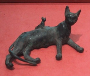 707px-Ancient_Egyptian_bronze_statue_of_a_reclining_cat_and_kitten
