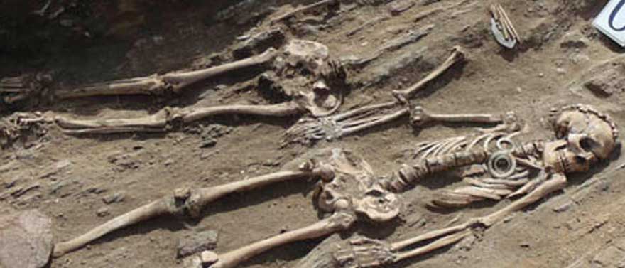 skeleton-archaeform-holding-hands-neolithic-love-buried-web